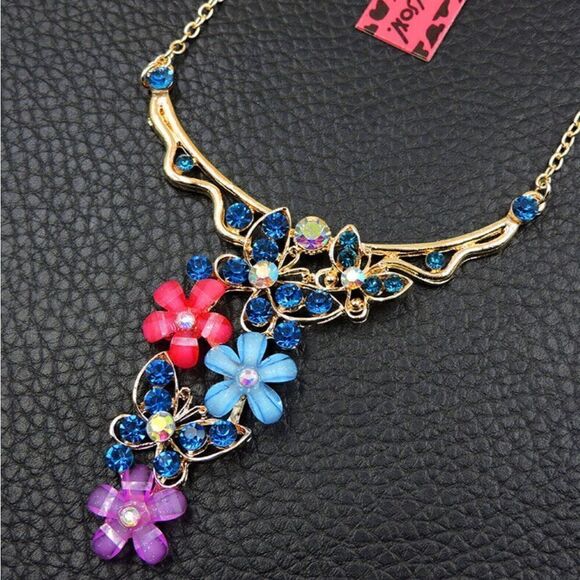 🌺 Betsey Johnson stunning bib style necklace 🌺 - Picture 2 of 3